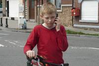 Кадр Мальчик с велосипедом