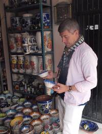 Кадр Man Shops Globe