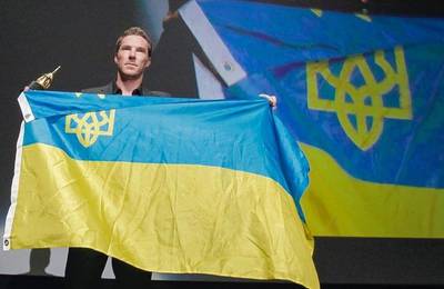 Бенедикт Камбербэтч развернул украинский флаг на кинофестивале в Санта-Барбаре