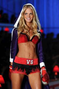 Кадр Показ мод Victoria's Secret 2010