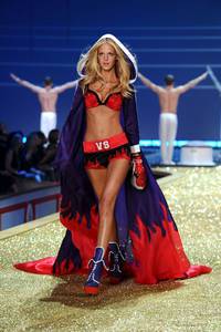 Кадр Показ мод Victoria's Secret 2010