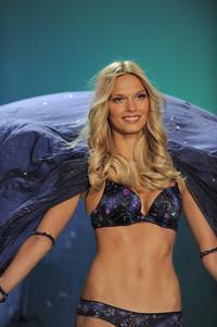 Кадр Показ мод Victoria's Secret 2010