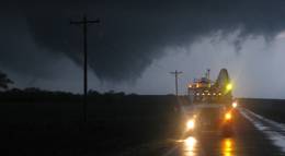 Кадр из фильма "Tornado Alley" - 2