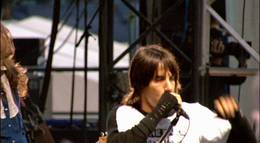 Кадр из фильма "Red Hot Chili Peppers: Live at Slane Castle (видео)" - 2