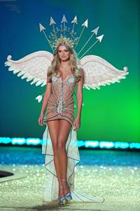 Кадр Показ мод Victoria's Secret 2010