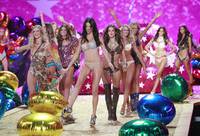 Кадр Показ мод Victoria's Secret 2010