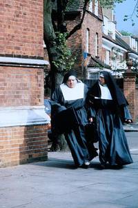 Кадр Монахини в бегах