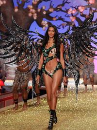 Кадр Показ мод Victoria's Secret 2010